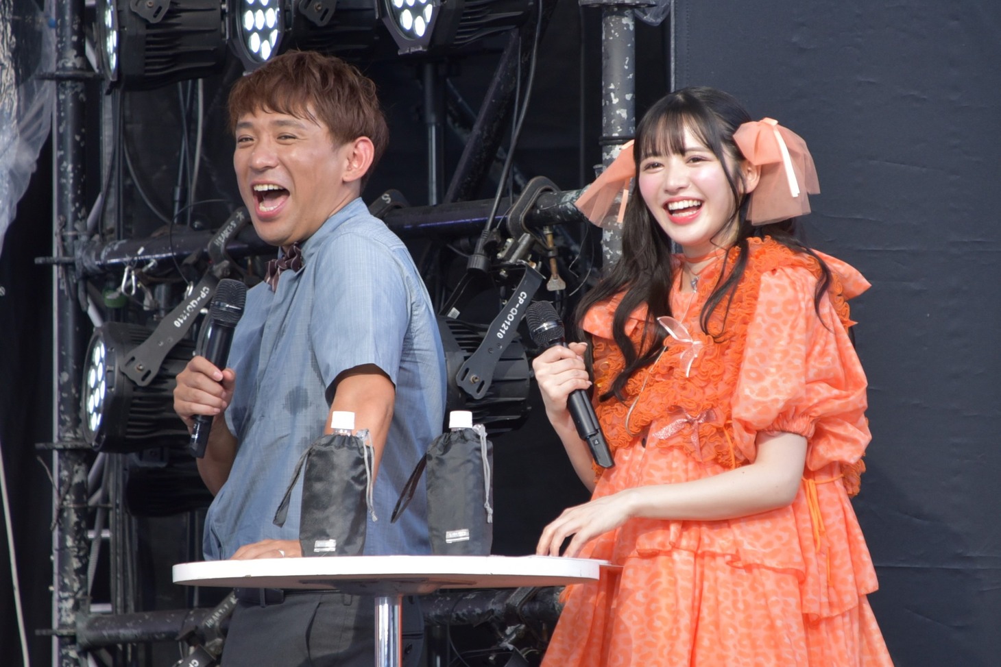 アルコ＆ピース酒井と鎮西寿々歌。