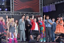 ネタ合戦で勝利してハリウッドザコシショウの「シュー！」で喜ぶアルコ＆ピース酒井軍。