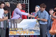 イベント中に因縁が生まれていたが和解の握手を交わすアルコ＆ピース酒井とリンダカラー∞たいこー。