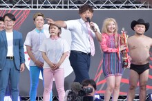 「一番の勝者は、この夏、この一日を全力で楽しめたお客さん！」と客席へ向けて熱弁するアルコ＆ピース平子。