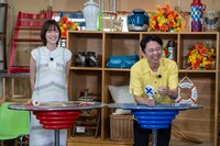 左から佐藤栞里、有吉弘行。(c)日本テレビ