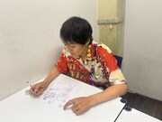 デザイン作成中の千原ジュニア。