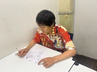 デザイン作成中の千原ジュニア。