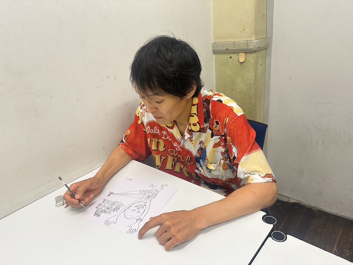 デザイン作成中の千原ジュニア。