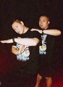 TT兄弟ラップTシャツを着用するチョコレートプラネット。