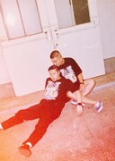 TT兄弟ラップTシャツを着用するチョコレートプラネット。