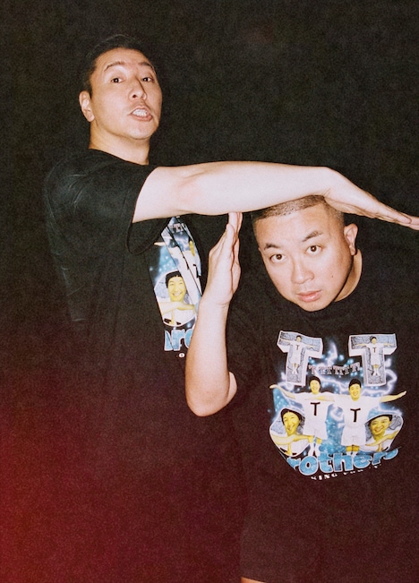 TT兄弟ラップTシャツを着用するチョコレートプラネット。