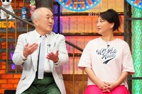 左から温水洋一、友近。(c)読売テレビ
