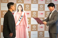 妻・近藤千尋に代わり伊原木隆太・岡山県知事（右）より「おかやま結婚応援アンバサダー」委嘱状の交付を受けるジャングルポケット太田（左）。