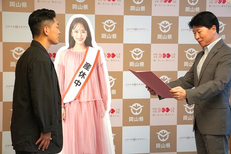 妻・近藤千尋に代わり伊原木隆太・岡山県知事(右)より「おかやま結婚応援アンバサダー」委嘱状の交付を受けるジャングルポケット太田(左)。
