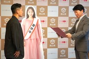 妻・近藤千尋に代わり伊原木隆太・岡山県知事(右)より「おかやま結婚応援アンバサダー」委嘱状の交付を受けるジャングルポケット太田(左)。