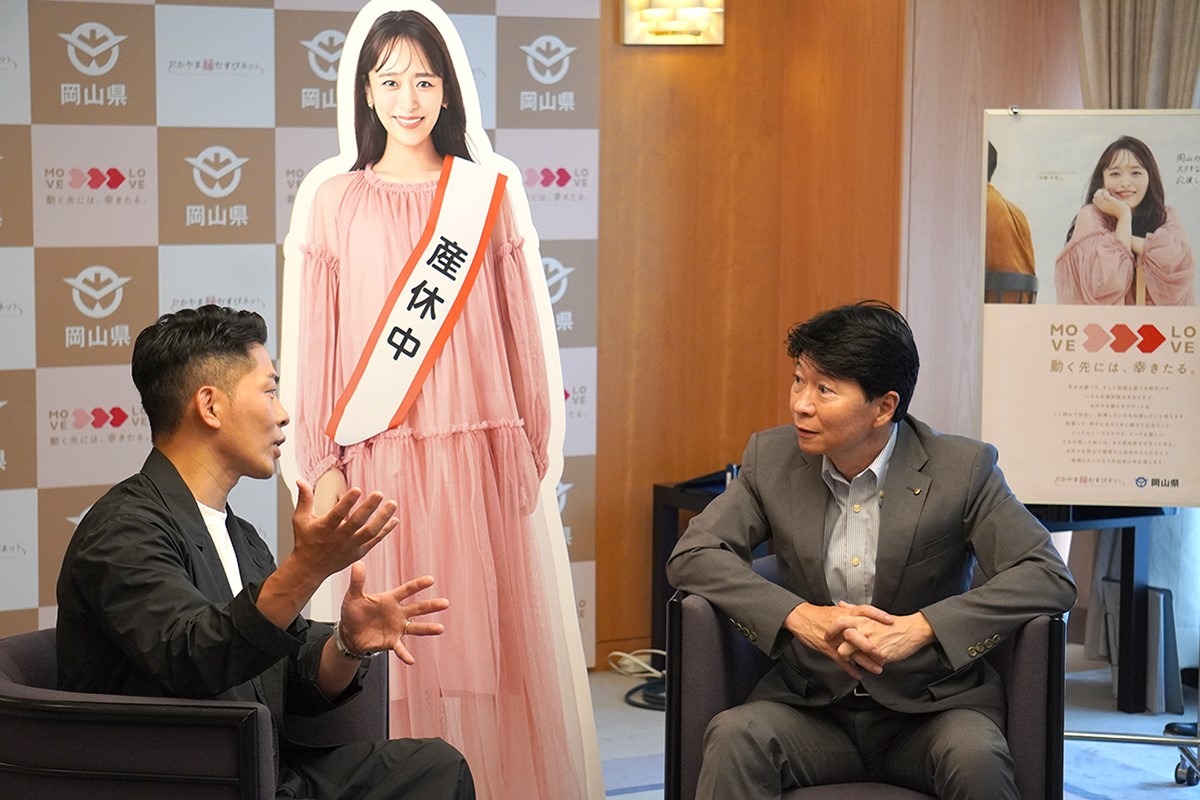 妻・近藤千尋に代わり伊原木隆太・岡山県知事（右）と対談するジャングルポケット太田（左）。