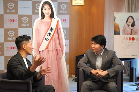妻・近藤千尋に代わり伊原木隆太・岡山県知事(右)と対談するジャングルポケット太田(左)。
