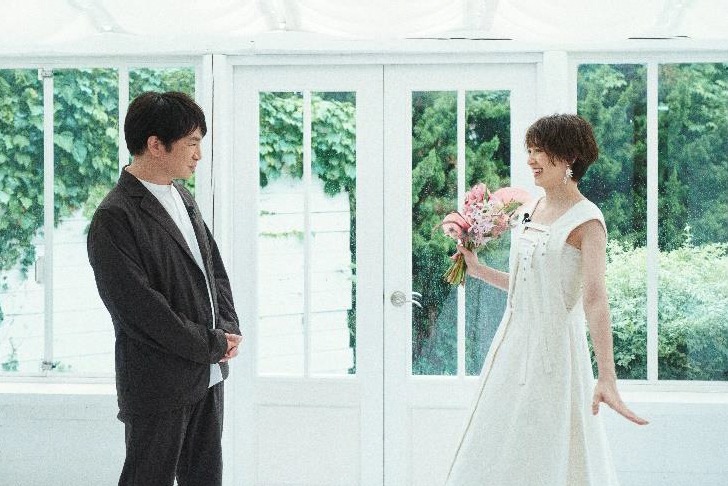 ファーストミートを行うよゐこ濱口と南明奈。
