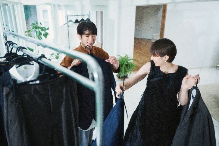 衣装を選ぶよゐこ濱口と南明奈。