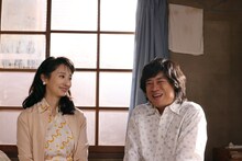 左から波瑠、伊藤淳史。(c)日本テレビ