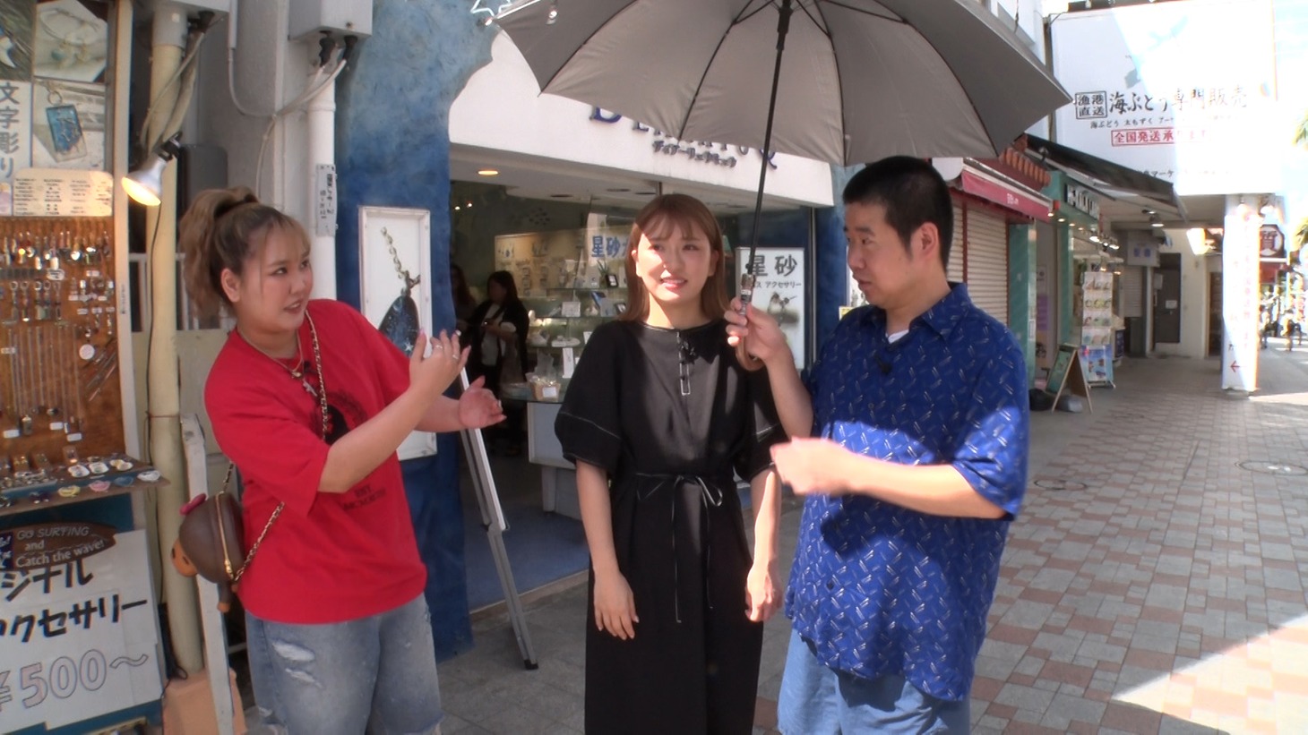 「岡田とデート 2024夏・沖縄」に出演する岡田康太と平成フラミンゴ。(c)ABCテレビ