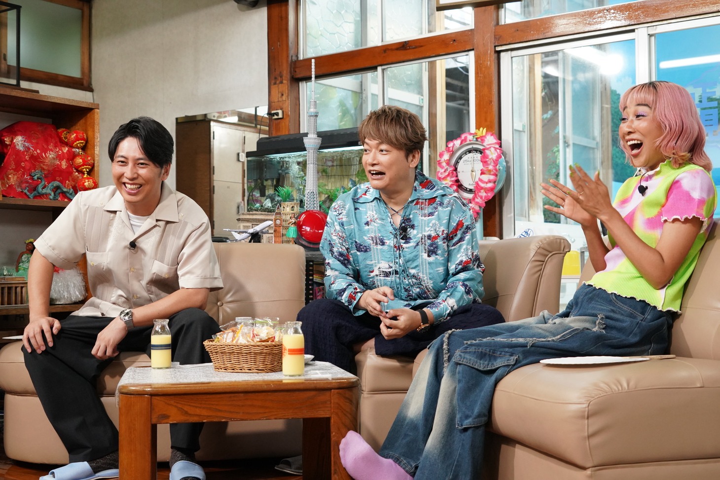 左からニューヨーク屋敷、香取慎吾、青山テルマ。(c)読売テレビ