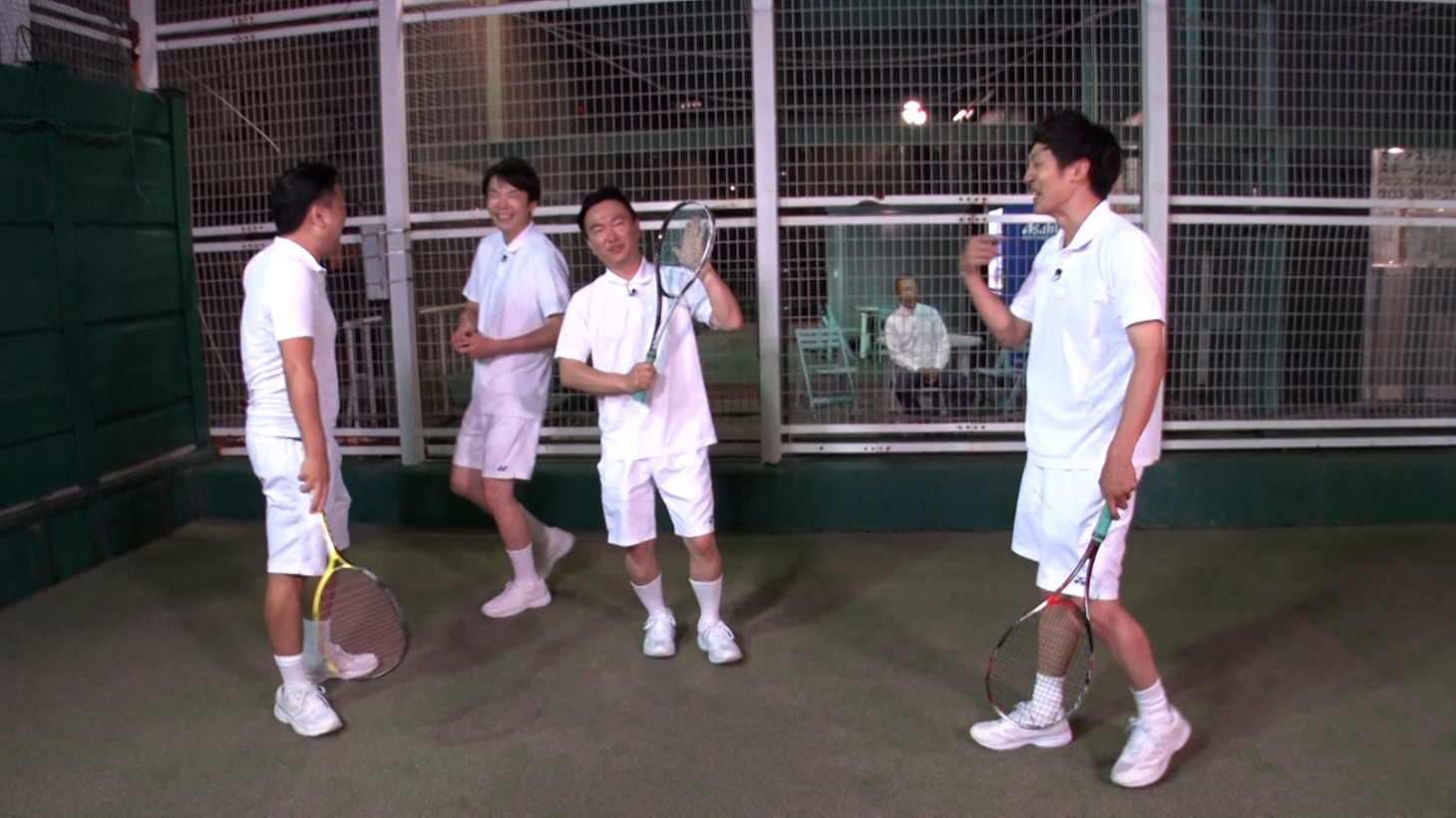 ソフトテニス対決を展開するとろサーモン久保田と、かまいたち＆とろサーモン村田。