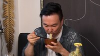 とろサーモン久保田が作ったラーメンを味見するかまいたち山内。