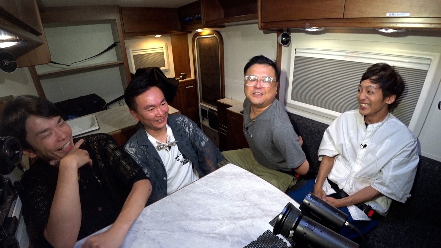 車内トークを繰り広げるかまいたちととろサーモン。