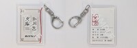 「かが屋文庫」とのコラボグッズの音声AR機能付きアクリルキーホルダー。