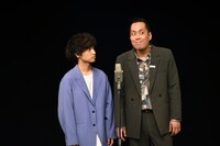 人形になりきる町田（右）。