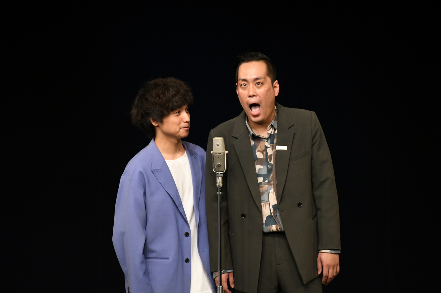 人形になりきる町田（右）。