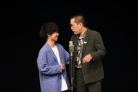 ハプニングに思わず笑ってしまうエバース。