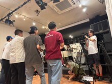 アイボリーズとフラワーカンパニーズがスタジオで交流する様子。