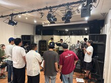 アイボリーズとフラワーカンパニーズがスタジオで交流する様子。