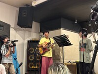 アイボリーズとフラワーカンパニーズがスタジオで交流する様子。