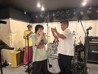 アイボリーズとフラワーカンパニーズがスタジオで交流する様子。