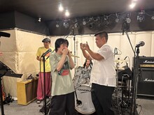 アイボリーズとフラワーカンパニーズがスタジオで交流する様子。