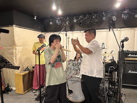 アイボリーズとフラワーカンパニーズがスタジオで交流する様子。