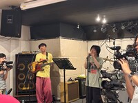 アイボリーズとフラワーカンパニーズがスタジオで交流する様子。