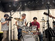 アイボリーズとフラワーカンパニーズがスタジオで交流する様子。