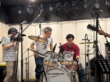 アイボリーズとフラワーカンパニーズがスタジオで交流する様子。