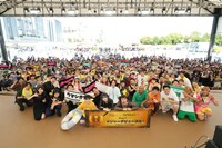 「ハチフェス」出演者と来場客。(c)フジテレビ