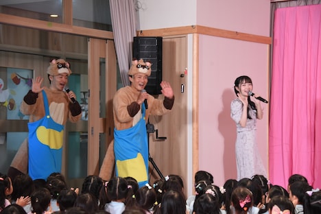 会場に現れた(左から)ジャルジャル、⻑縄まりあ。