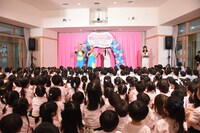 会場に現れたジャルジャルたち。