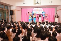 「ジャルジャルを知ってる人ー」という呼びかけに対して挙手する園児たち。
