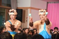 園児たちと踊るジャルジャル。