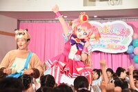 園児たちと踊るキュアワンダフル。