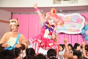 園児たちと踊るキュアワンダフル。