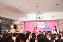 園児たちと踊るジャルジャル、キュアワンダフル、⻑縄まりあ。