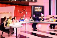 「『やすとも・友近のキメツケ！※あくまで個人の感想です』残暑も吹き飛ぶ2時間スペシャル～！」より。(c)関西テレビ