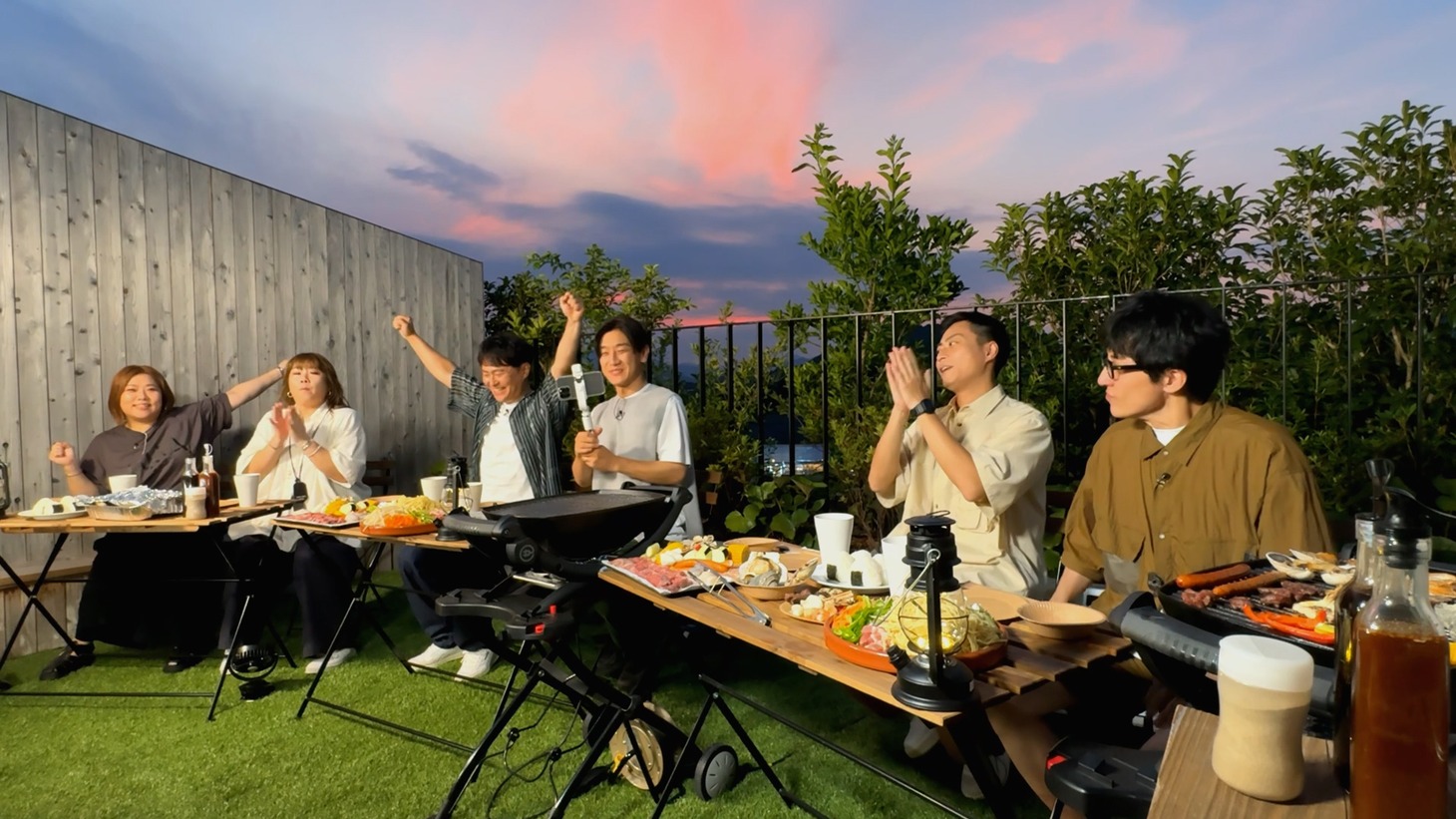「『やすとも・友近のキメツケ！※あくまで個人の感想です』残暑も吹き飛ぶ2時間スペシャル～！」より。(c)関西テレビ