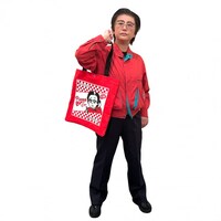 「西尾一男 PIZZA CAP スクエアトートバッグ」を持つ西尾一男。