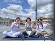 「あかまヨガスマイル～全国自撮り旅～」に出演する赤間有華アナ（左）とゲストのスパイク。(c)BSよしもと